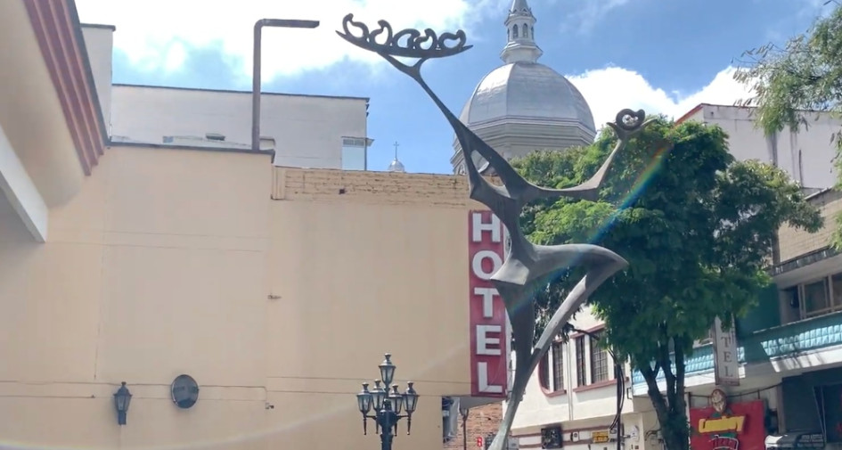 El recorrido del City tour se realiza los jueves y viernes desde el Parque el Lago a las 8:00 a.m., y se recorre las principales calles del centro de Pereira