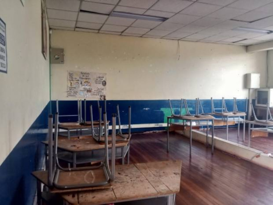 El 22 de mayo pasado hubo un cese de actividades de los docentes en el colegio Adolfo Hoyos Ocampo, en Manizales. También hubo plantones para exigir la permanencia de la secretaria. Y el 30 de mayo no hubo clases, por le mismo motivo.