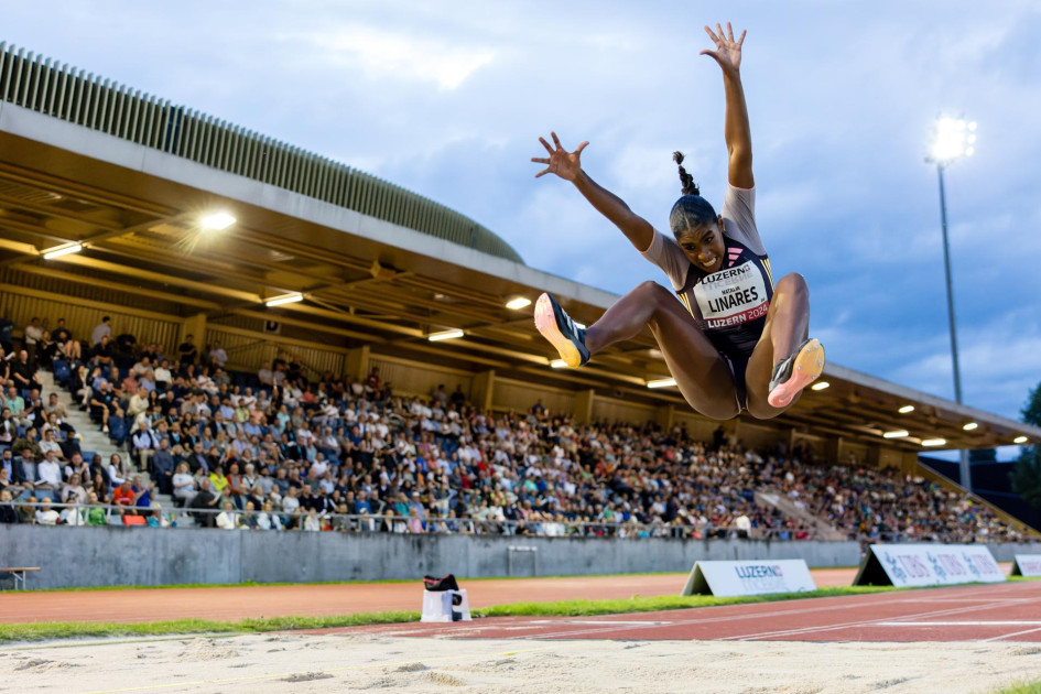 Fotografía de archivo fechada el 16 de julio del 2024 de la atleta colombiana Natalia Linares compitiendo durante la prueba de salto de longitud en el Encuentro Internacional de Atletismo, en Lucerna (Suiza). Ella es una de los 212 deportistas colombianos que competirán en los Juegos Panamericanos Junior.