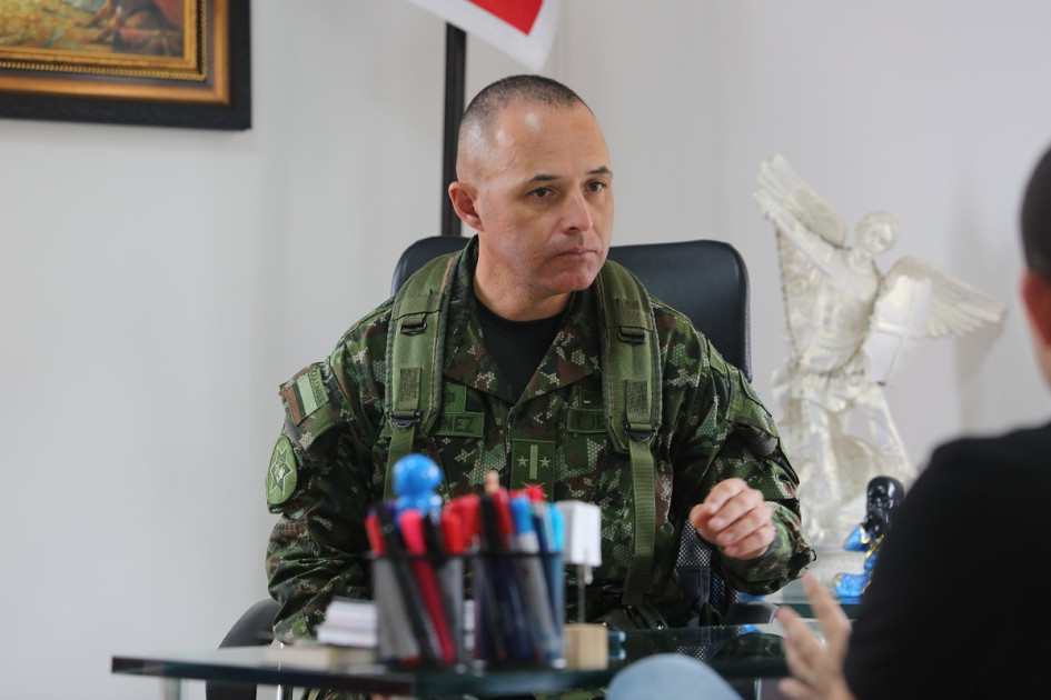 El teniente coronel John Fernando Martínez Tapia, quien asumió en diciembre pasado, apuesta por el diálogo y la confianza con la comunidad.