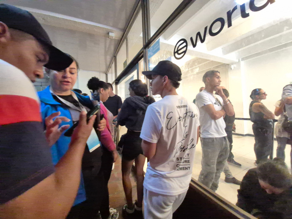 Ciudadanos se agolpan a las afueras de una oficina a la espera de registrarse para obtener las criptomonedas.