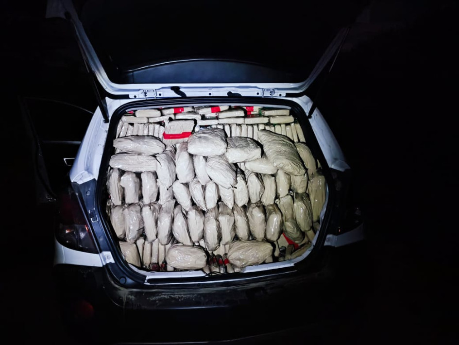 Durante un control rutinario, se ordenó la señal de pare a una camioneta Chevrolet Captiva, que transitaba por la vereda Molina, zona rural de Obando.