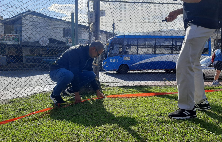 Parados en la raya: padres de familia de la escuela Julio Zuluaga están inconformes con la socialización de la obra del bulevar de Chipre, que recortaría siete metros cuadrados del colegio. La Alcaldía de Manizales aclara dudas y promete mejoras para la Institución Educativa.