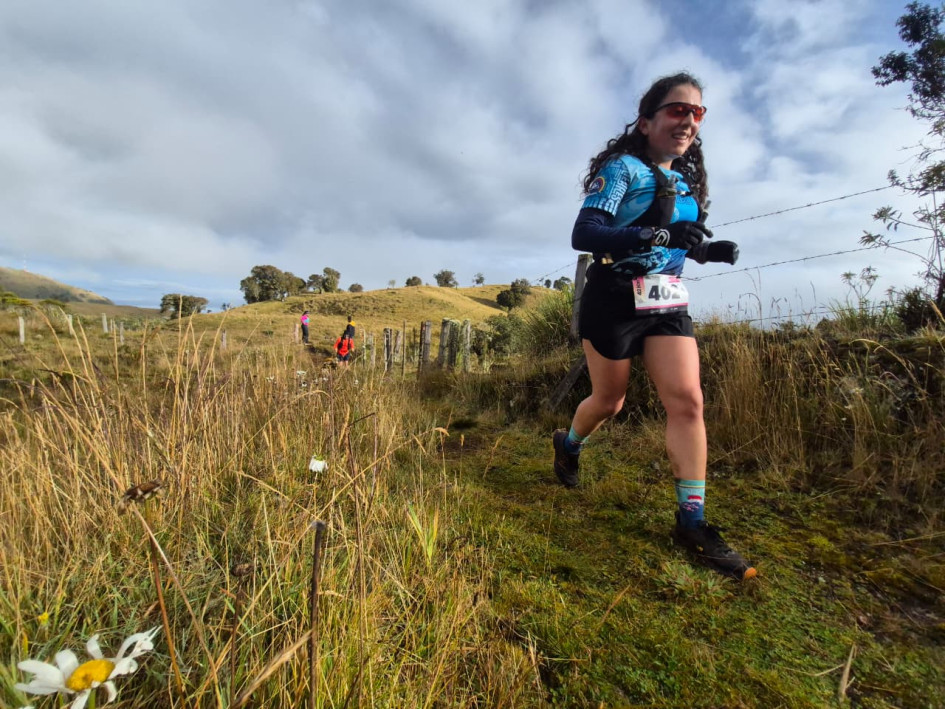 Los participantes del Festival de la Montaña corren por los alrededores del volcán Nevado del Ruiz.