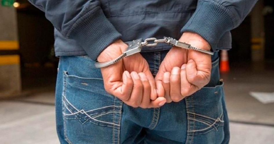 El juez consideró que no se configuraba el delito imputado, sino que esta situación debía resolverse por vía disciplinaria o mediante la revocatoria de la detención domiciliaria que tenía por hurto.