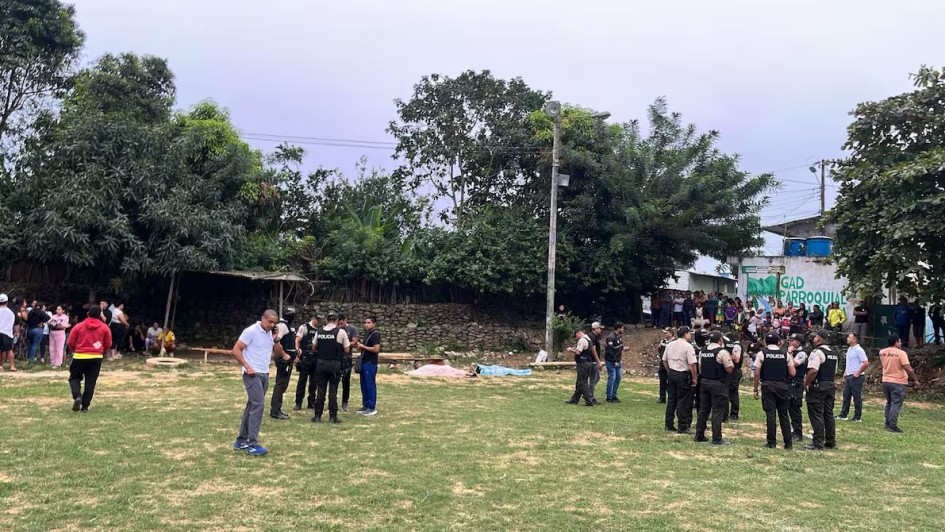 La cancha en la que ocurrió el asesinato de tres personas en Ecuador.