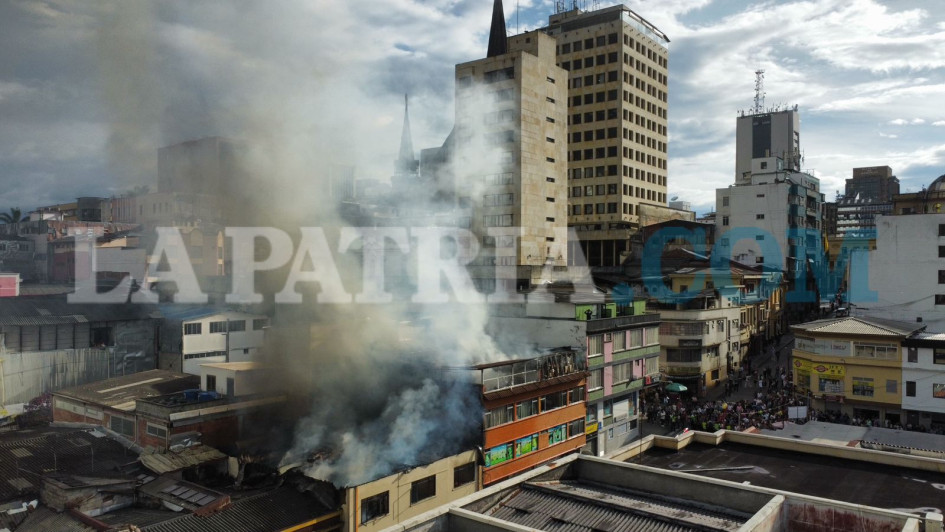 Incendio sobre librerías en el sector del Inurbe, por la carrera 21. 
