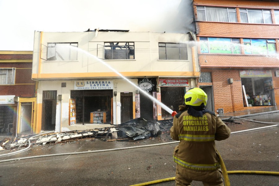 Varias librerías de la carrera 21 resultaron afectadas por las llamas este lunes.