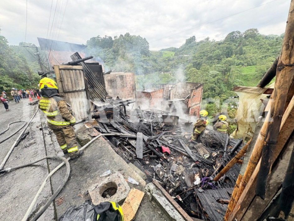 Así quedaron las casas incendiadas en el barrio Galán de Manizales. El Cuerpo de Bomberos rescató ocho gallinas, un gato y un perro.