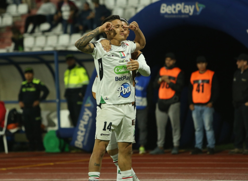 Jefry Zapata, delantero del Once Caldas, celebró un gol con el baile viral "aura farming". En esta imagen está acompañado por Juan Felipe Castaño, segundos después de hacer los movimientos de TikTok.