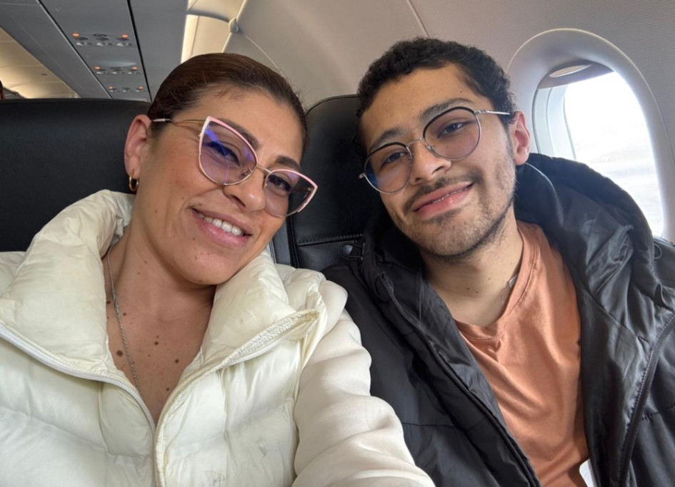 Juan Esteban Izquierdo junto a su madre, Sirley Moreno. El joven falleció en Manizales a causa de un cáncer que le empezó en el 2020.