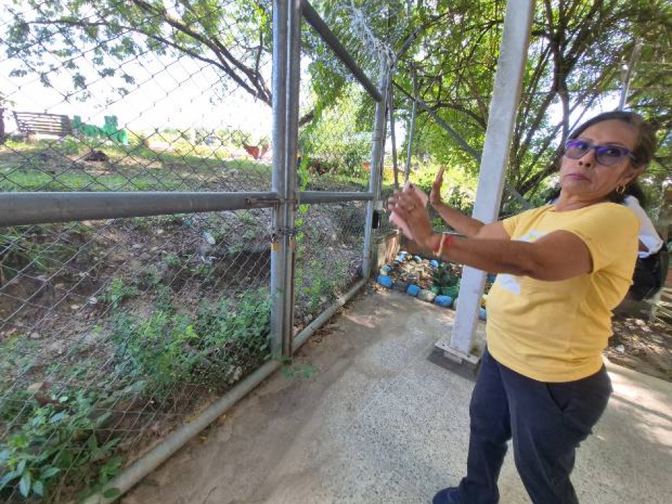 La rectora del colegio El Carmen, de La Dorada, Yanet Plata, muestra una puerta vulnerable a la inseguridad en la sede Antonio Nariño, víctima de robos constantes.