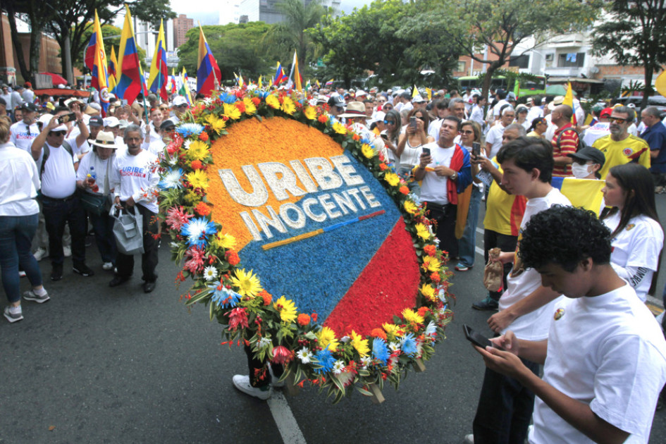 Una persona sostiene una silleta durante una manifestación en apoyo al expresidente de Colombia Álvaro Uribe este jueves, en Medellín (Colombia).