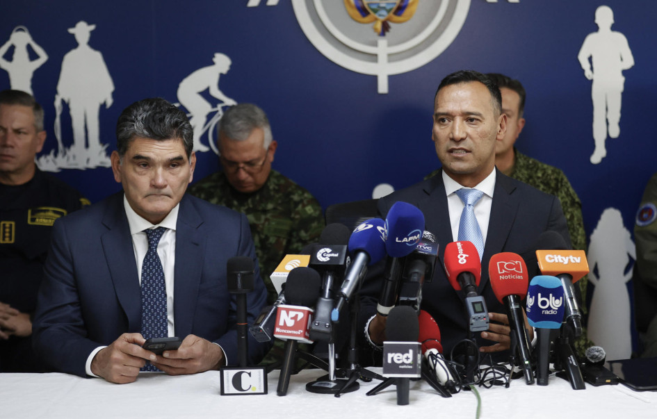 El procurador general, Gregorio Eljach (i), y el ministro de Defensa de Colombia, Pedro Sánchez, asisten a una rueda de prensa este martes, en Bogotá (Colombia). Sánchez informó que 34 militares fueron secuestrados.