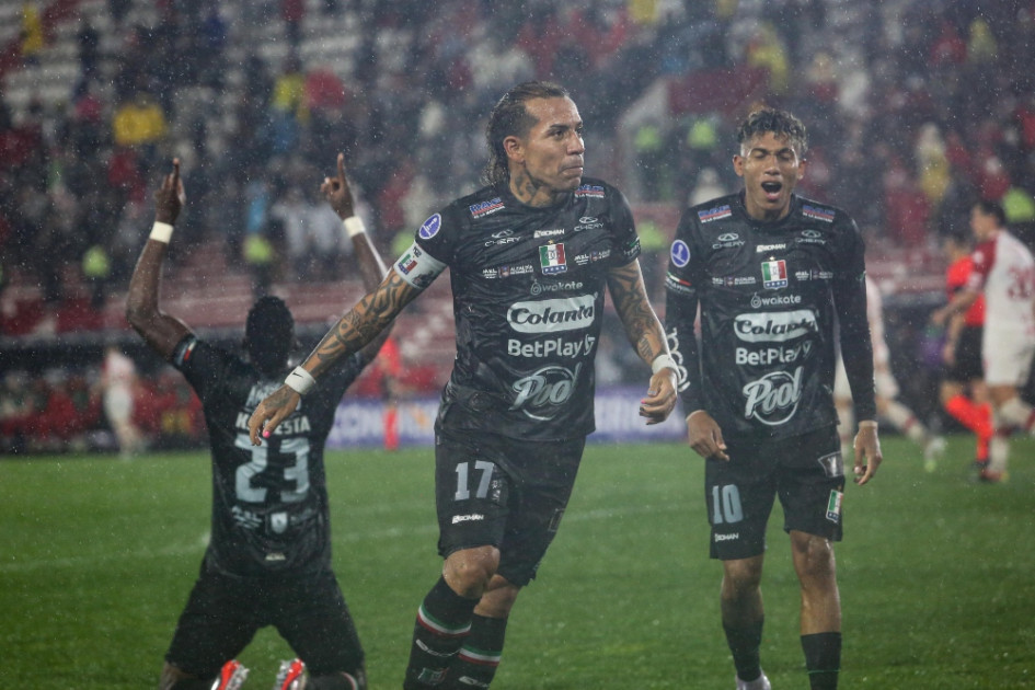 Dayro Moreno celebra su primer gol, el 1-1 parcial del Once Caldas ante Huracán. El Blanco ganó 1-3 y clasificó a los cuartos de final de la Copa Sudamericana.