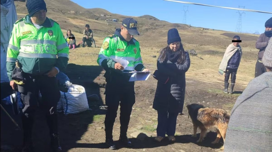  En la diligencia de levantamiento del cadáver participaron tres efectivos policiales de la comisaría de Panao, un perito y una fiscal.