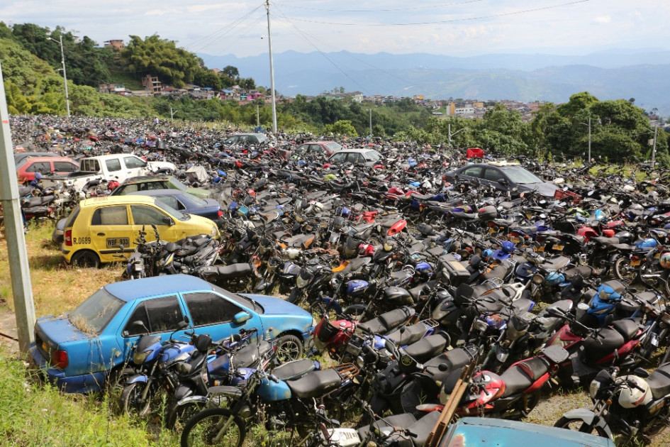 Este es el panorama en los patios de tránsito de Manizales. Un vehículo que lleve más de un año sin ser reclamado empieza con el proceso de declaratoria de abandono.