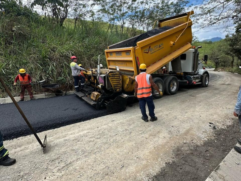 Cargada de demoras: a los retrasos para pavimentar la vía Arma - La Pintada, que suma 1 año y 5 meses de retraso, se suman las denuncias de impagos a dos extrabajadores del Consorcio Aguadas Vial. Un concejal anuncia acciones legales contra el contratista.