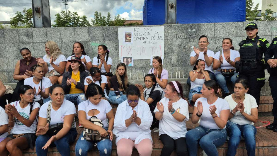 Trabajadoras sexuales del sector de la Galería, en Manizales, se reunieron en la Plaza Alfonso López para rechazar la violencia contra las mujeres.