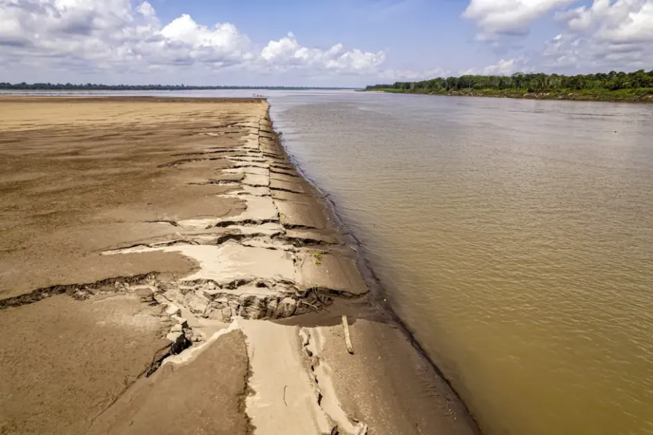 Playa agrietada en mitad del río Amazonas, el 17 de octubre de 2023, en Puerto Nariño (Colombia). 