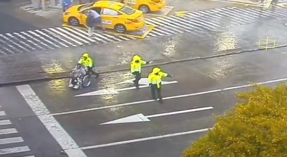 Los tres uniformados, quienes son auxiliares, acompañaron al ciudadano hasta un lugar seguro.