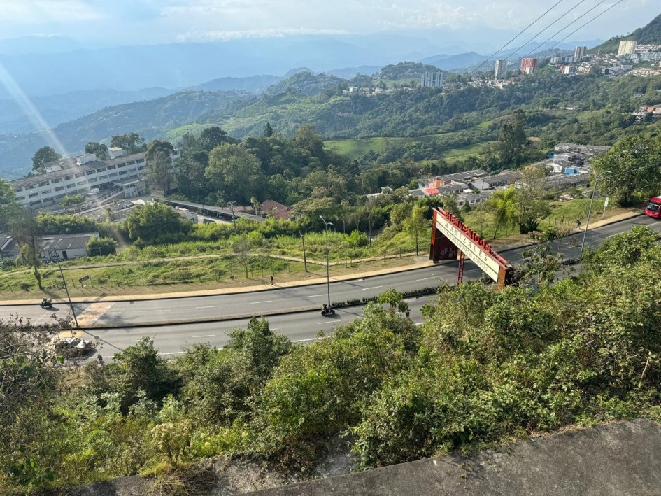 La Alcaldía de Manizales iniciaría en septiembre la construcción del acceso a los barrios La Francia y Los Alcázares, mediante un viaducto, una intersección elevada y mejoras en el espacio público.