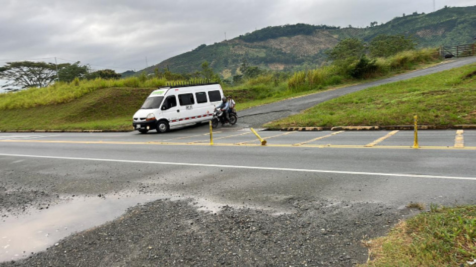 Foto I Cortesía para LA PATRIA  Comunidad educativa del colegio rural Francisco José de Caldas, en el municipio de Risaralda, no está de acuerdo con el uso de este tipo de vehículos por su dificultad para entrar a veredas y recoger a los alumnos del transporte escolar.