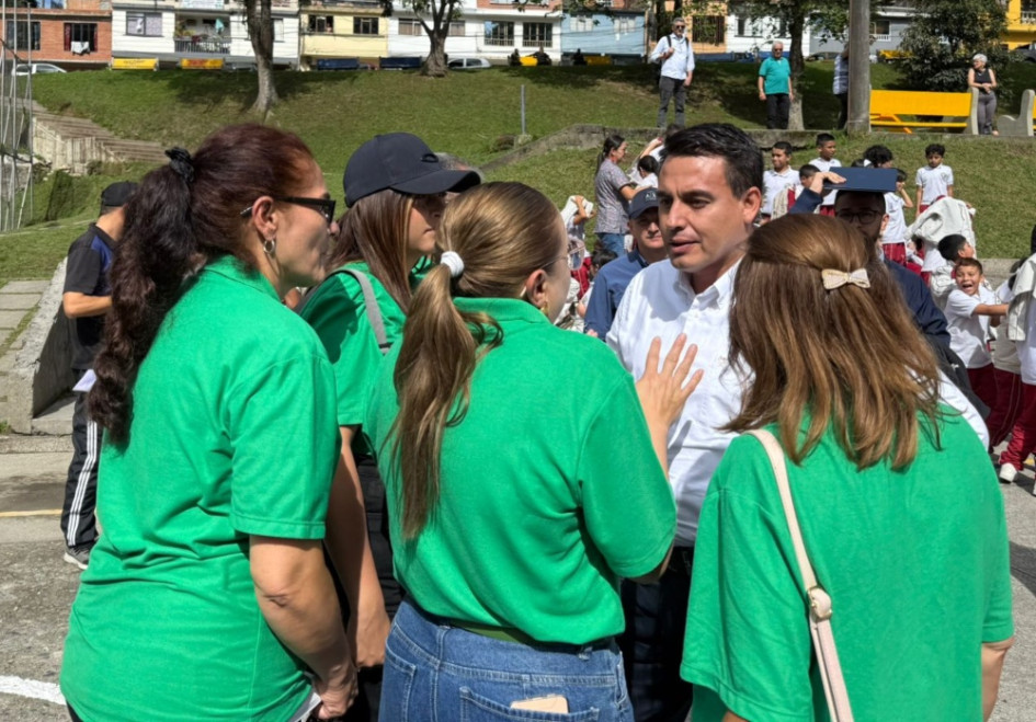 Varios líderes comunitarios no pierden oportunidad para plantearle al alcalde, Jorge Eduardo Rojas Giraldo, las necesidades de sus comunas.