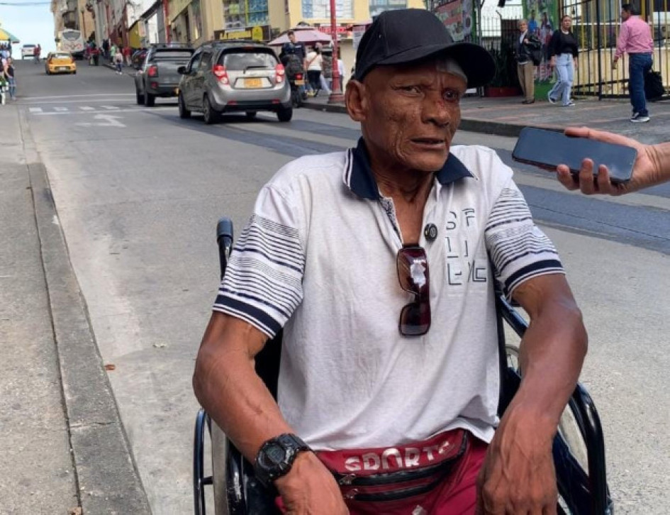 Fotos I Luis Fernando Trejos I LA PATRIA  Sergio Marín relata cómo lo sacaron en medio del infierno en que se convirtió una antigua edificación del centro de Manizales, durante el incendio de lña tarde del lunes11 de agosto del 2025.