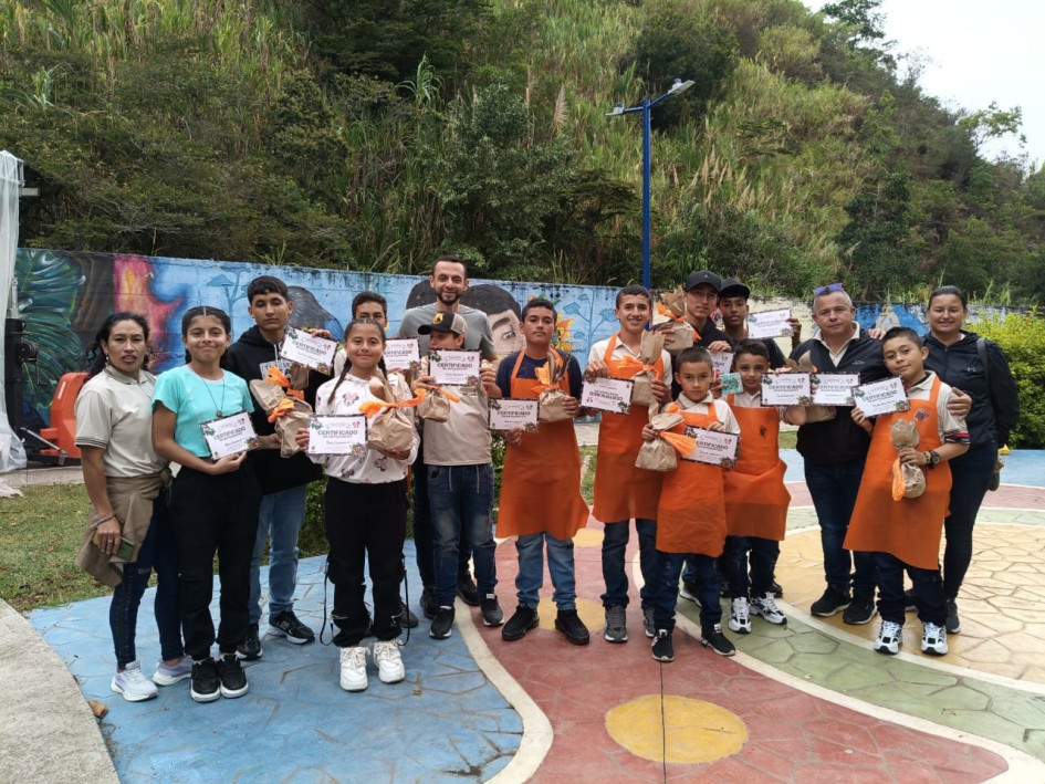Tinteritos Mistrató es un proyecto del colegio Instituto Mistrató que ayuda a niños y jóvenes a vincularse a todo el proceso de producción de café de especialidad 