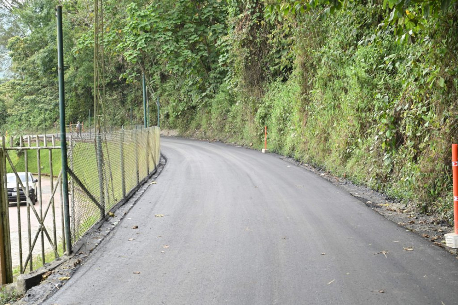 Parte de la vía pavimentada en el sector de Los Zagales.