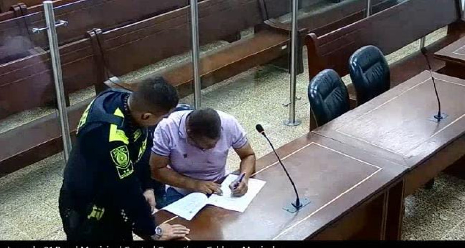 El sujeto firma el acta de no aceptación de cargos.