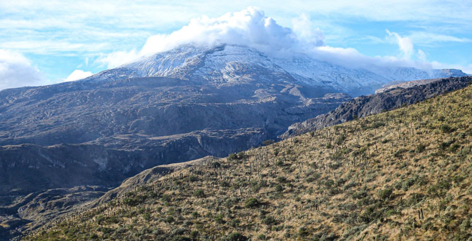 El volcán Nevado del Ruiz, un estratovolcán de 5.321 m, en la época precolombina fue llamado como Cumanday, Tabuchía o Tama