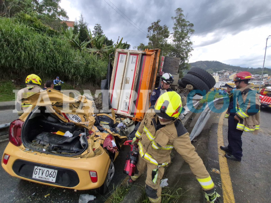Grave accidente en Manizales: volqueta cae sobre un taxi