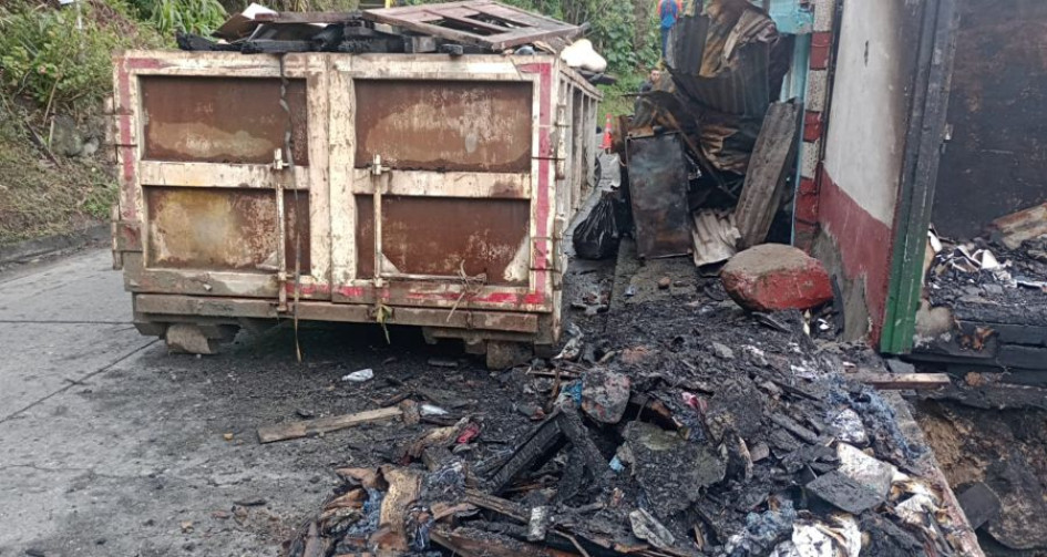 En esta volqueta algunos vecinos echaron los escombros que dejó el fuego que consumió cuatro casas. 