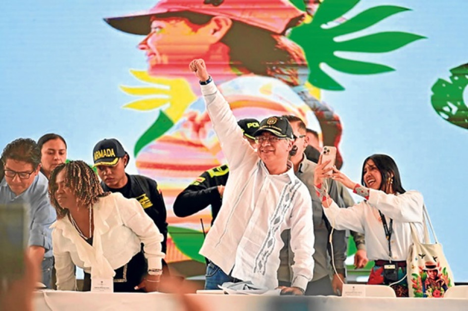 "No nos insulten, porque levantaremos la bandera de Bolívar de nuevo", exclamó desde Timba (Cauca) el presidente de Colombia, Gustavo Petro, en respuesta a la Eurocamara.