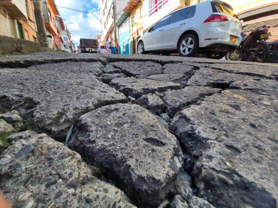 El hueco crece y el pavimento se fractura cada vez más.