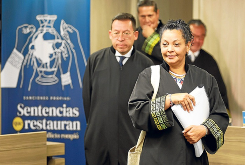 FOTO | EFE | LA PATRIA  La presidenta de la Sección de Primera Instancia para Casos de Reconocimiento de Verdad y Responsabilidad, la magistrada Ana Manuela Ochoa Arias, anunció ayer la primera sentencia restaurativa contra exmilitares por crímenes dentro del conflicto armado