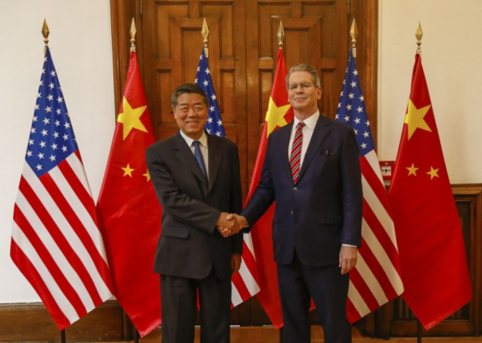 Foto | EFE | LA PATRIA El viceprimer ministro chino chino, He Lifeng, junto al secretario del Tesoro de Estados Unidos, Scott Bessent, sellan el acuerdo por TikTok en Madrid.