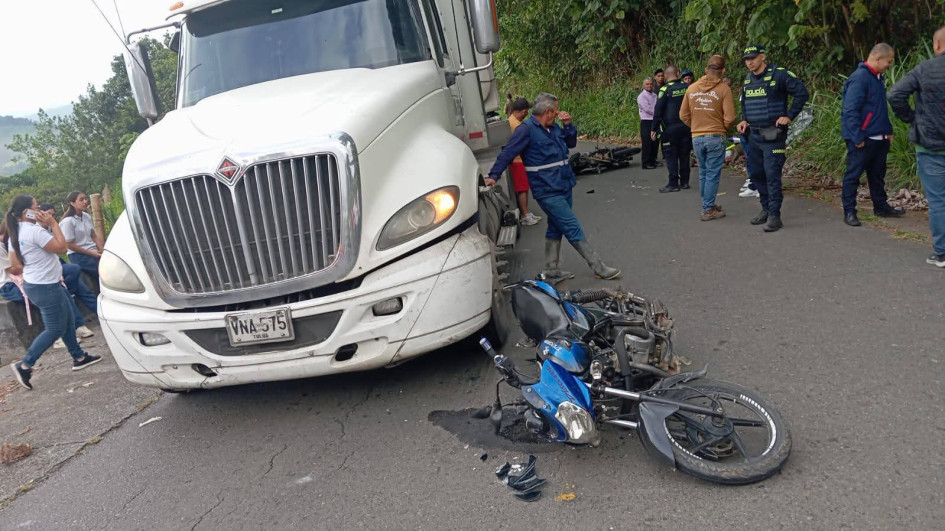Mientras intentaba adelantar una tractomula, una moto chocó con otra en la vía Risaralda - Las Margaritas.