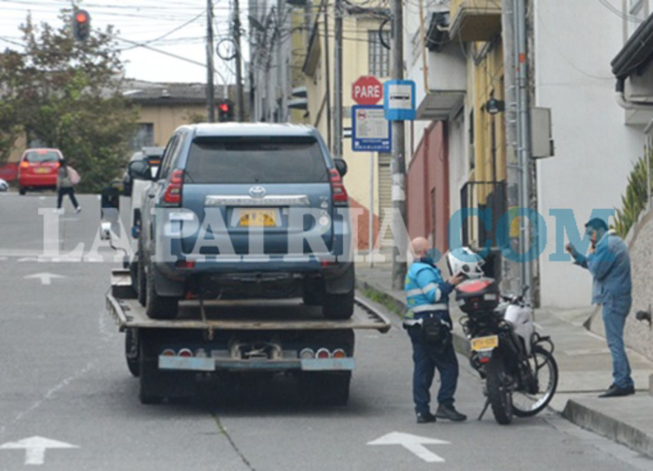 A Aristizábal Parra lo sorprendieron en el momento que agentes de tránsito le aplicaban una multa por parquearse en sitio prohibido.