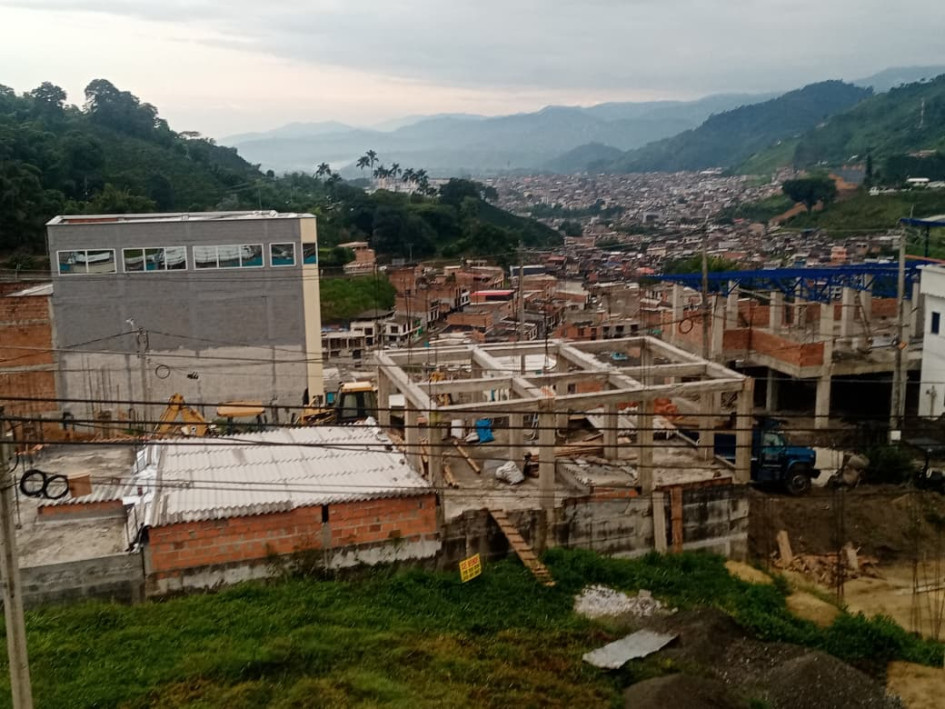 Los vecinos de la Urbanización Mirador del Milagroso se quejan por los malos olores provenientes de unas granjas avícolas vecinas, por lo que pidieron un control.