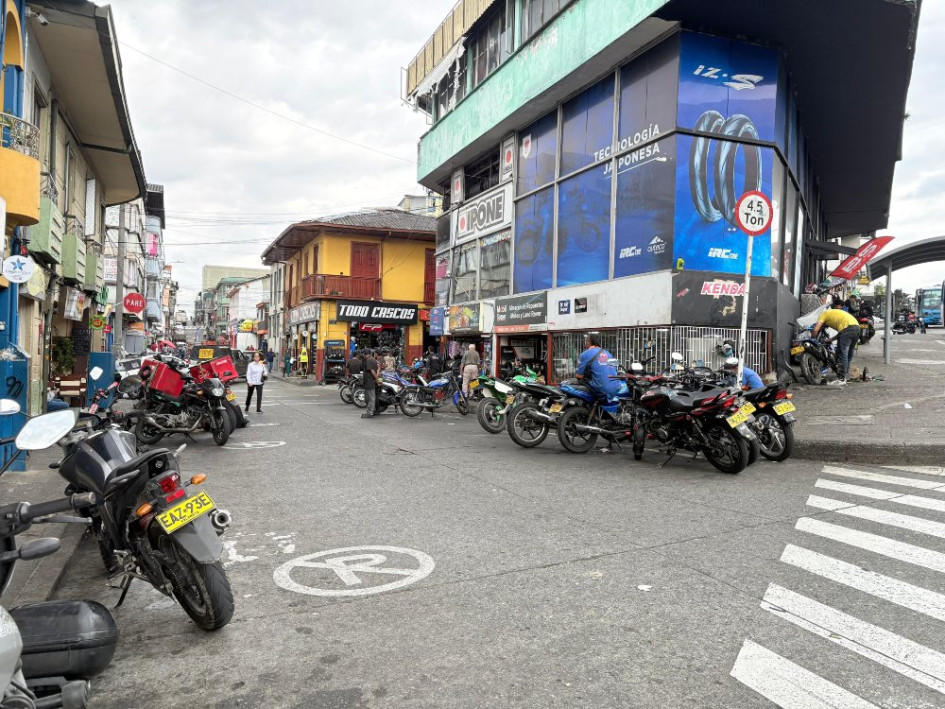 Esta es la constante en la calle 16 con la invasión de motos y carros.