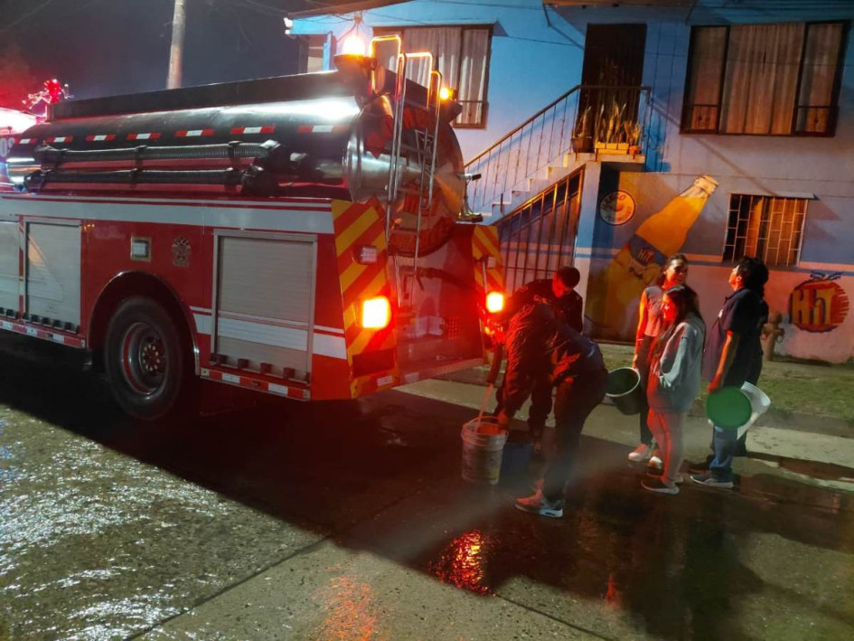 Habitantes de La Enea salieron a las calles a abastecerse de agua. 