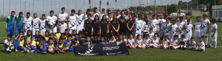 Los pequeños que se benefician en La Merced con el programa que incentiva Camilo Dávila desde Toronto (Canadá).