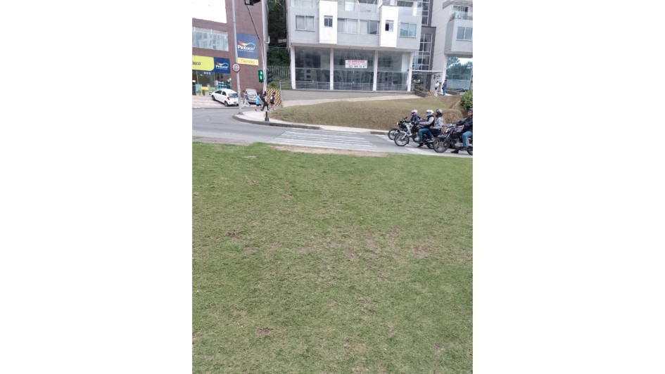 Los peatones deben cruzar por una zona verde para llegar a la cebra que los conecta hacia el barrio La Rambla.