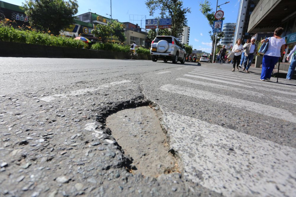 El paso peatonal en este punto de la ciudad está deteriorada.