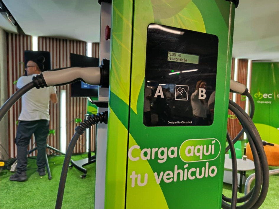 La estación de carga del centro comercial Fundadores, en Manizales, se encuentra en el piso -3 del parqueadero. Tiene 4 puestos para carga de vehículos eléctricos.