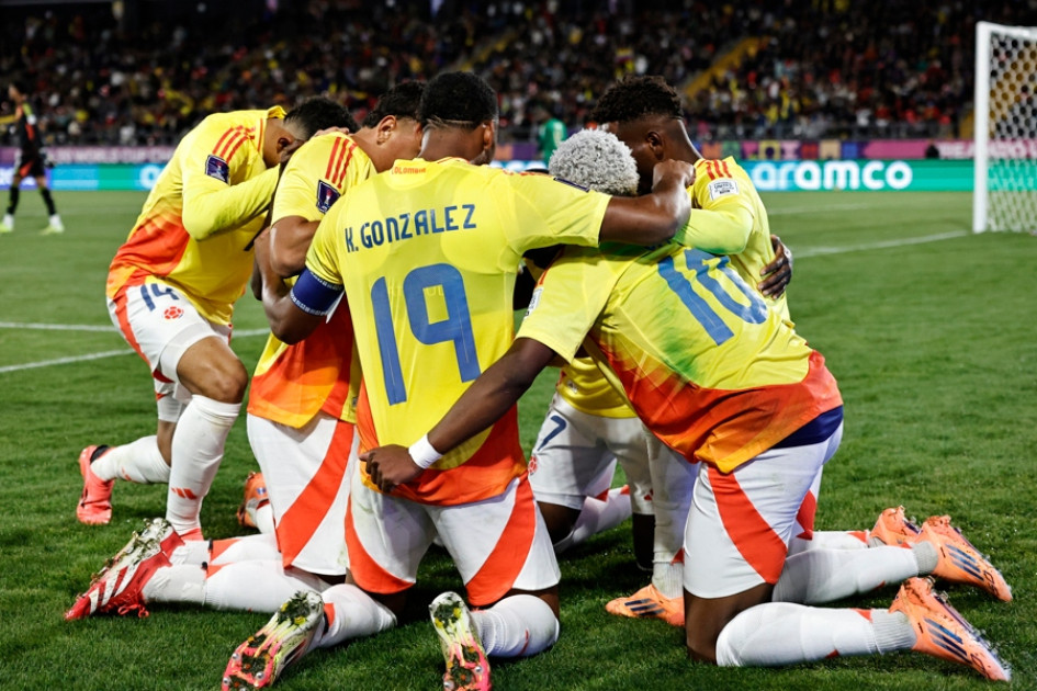 Jugadores de Colombia celebran un gol este lunes, en un partido de la Copa Mundial Sub-20 entre Colombia y Arabia Saudita en el estadio Fiscal de Talca, en Talca (Chile).