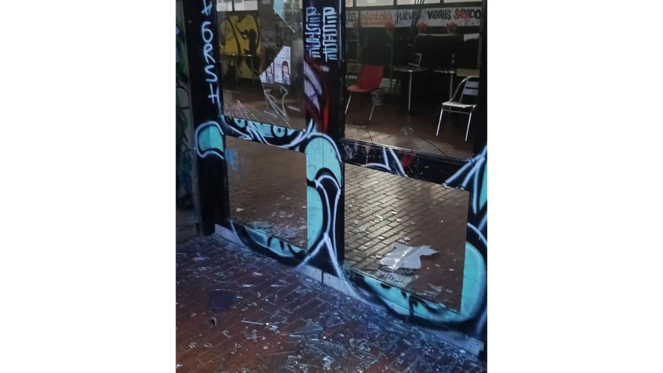 Encapuchados se enfrentaron con la Fuerza Pública a las afueras de la Universidad Nacional, en Bogotá. La explosión dentro del edificio de Sociología obligó al desalojo total del campus.